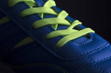 Mavi spor ayakkabısının dokusu yakın plan. Deri spor ayakkabılarının parçası.