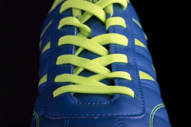 Mavi spor ayakkabısının dokusu yakın plan. Deri spor ayakkabılarının parçası.