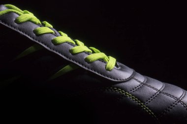 Siyah bir spor ayakkabısının parçası yakın plan. Deri spor ayakkabılarının parçası.