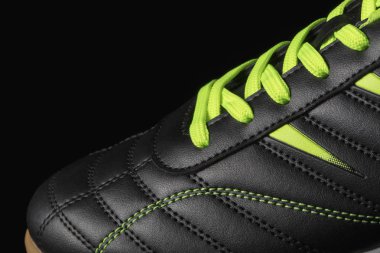 Siyah bir spor ayakkabısının parçası yakın plan. Deri spor ayakkabılarının parçası.