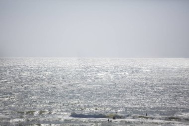 Deniz göğü ve insanlar yüzüyor