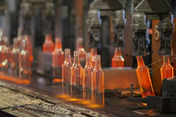 玻璃制品 玻璃工业 制造玻璃瓶的过程 — 图库照片