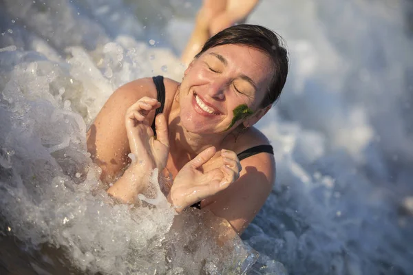 Das Gesicht Einer Alten Frau Meer Winkt Ältere Frau Strand — Stockfoto