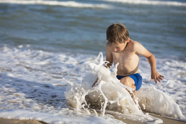 Gioioso Ragazzo Vicino Mare Gioca Con Onde Bambino Che Riposa — Foto Stock