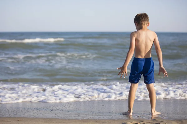 Rapaz Perto Mar Está Considerar Ondas Criança Descansando Praia — Fotografia de Stock
