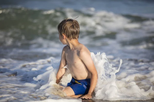 Χαρούμενο Αγόρι Κοντά Στη Θάλασσα Παίζει Κύματα Παιδί Ξεκουράζεται Στην — Φωτογραφία Αρχείου