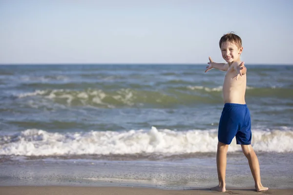 Vreugdevolle Jongen Bij Zee Opende Zijn Armen Kind Rustend Het — Stockfoto