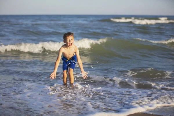 Niño Juega Playa Niño Feliz Salpica Agua Del Mar Vacaciones — Foto de Stock