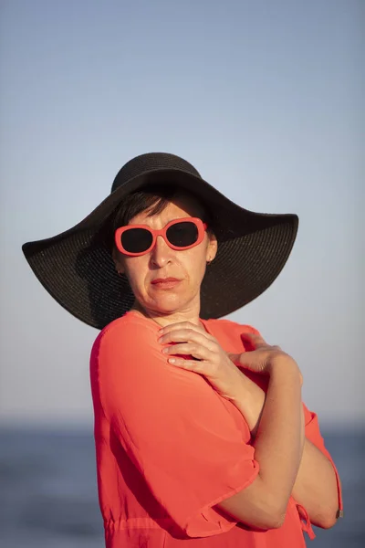 海を背景に帽子を被った老女の縦の肖像画 — ストック写真