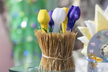 Belarus, Gomel şehri, 14 Eylül 2019. Ekolojik tatil. Çöpten ekolojik dekorasyon. Kamış bardaktaki plastik kaşıklardan çiçekler. El yapımı zanaat