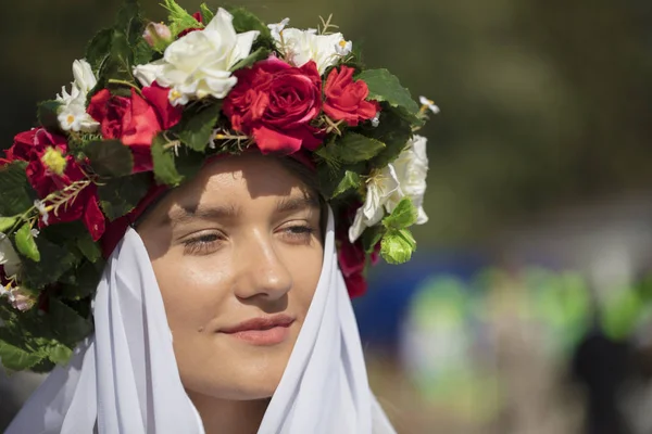 Belarus Cidade Gomil Setembro 2019 Férias Mulher Eslava Numa Coroa — Fotografia de Stock