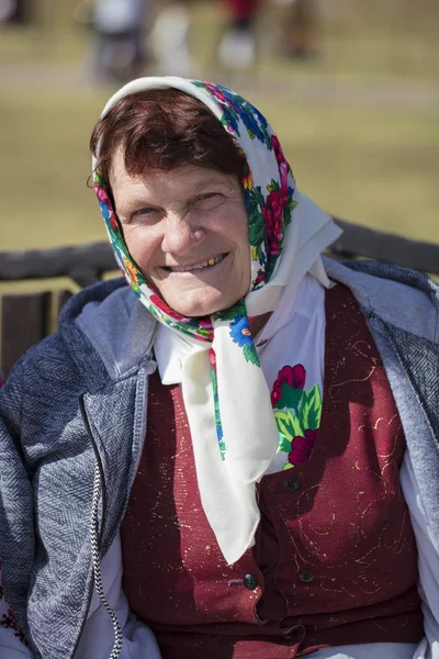 라루스 Belarus 2019 도시의 머리쓰개를 슬라브 할머니의 초상화 러시아의 — 스톡 사진