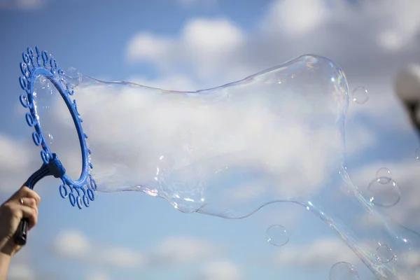 Stor Såpa Bubbla Bakgrund Blå Himmel — Stockfoto