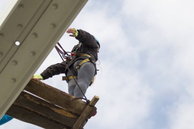 Belarus, Gomel, 8 Mart 2019. Köprüden ip atlamak. Köprüden atlamak üzere olan bir kadın.