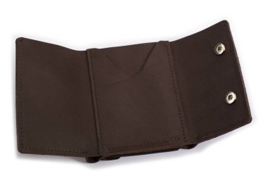 Beyaz arka planda kahverengi deri cüzdanı aç