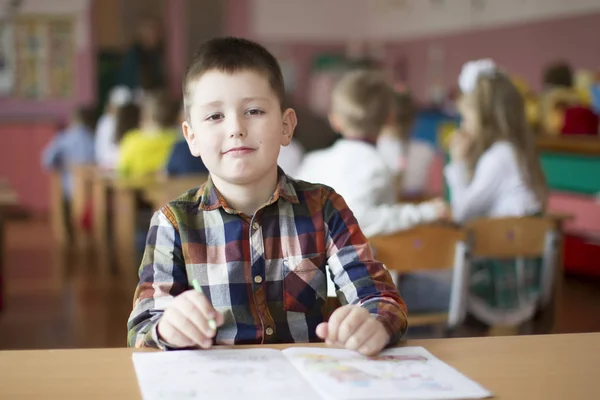 ベラルーシ ゴミル市 2019年5月10日 幼稚園でのオープン日クラスの背景に本を持つ子供の就学前 少年小学生 六歳児の肖像 — ストック写真