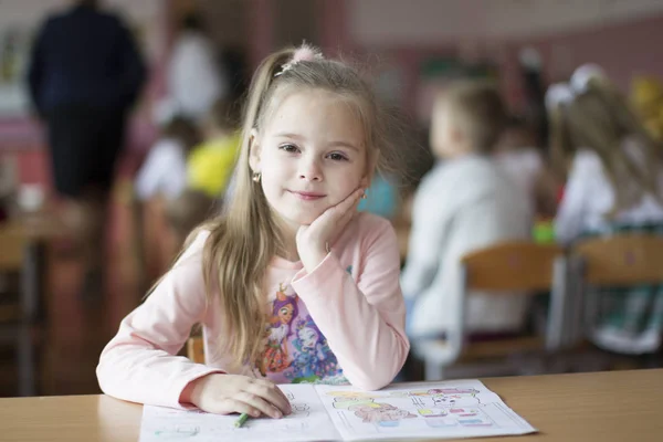 ベラルーシ ゴミル市 2019年5月10日 幼稚園でのオープン日クラスの背景に本を持つ子供の就学前 女子校生 6歳の子供の肖像画 小学生 — ストック写真