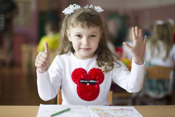 ベラルーシ ゴミル市 2019年5月10日 幼稚園でのオープン日クラスの背景に本を持つ子供の就学前 女子校生 6歳の子供の肖像画 小学生 — ストック写真