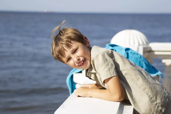 Kindertoerist Achtergrond Van Het Meer Jongen Leun Reling — Stockfoto