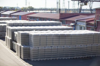 Dolu şişe ve konteynırları olan cam fabrikası.