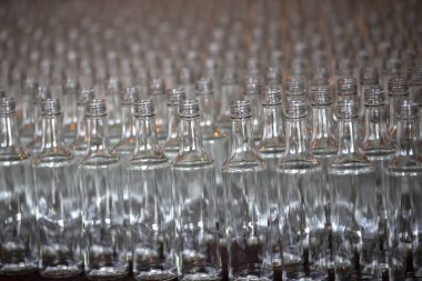 Cam fabrikası. Cam endüstrisi. Fabrikada bir sürü cam şişe var..