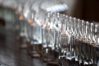 Cam fabrikası. Cam endüstrisi. Fabrikada bir sürü cam şişe var..