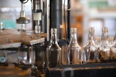 Cam fabrikası. Cam endüstrisi. Cam şişesi yapımı.