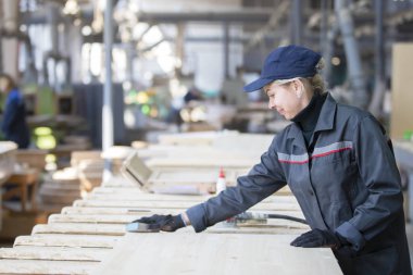 Belarus, Gomil şehri, 29 Nisan 2019. Mobilya fabrikası. İş yerindeki bir marangozhanede çalışan.