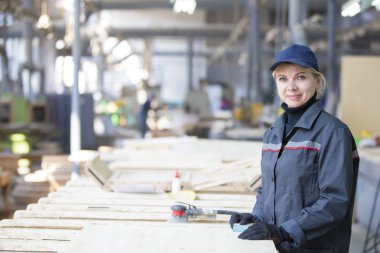 Belarus, Gomil şehri, 29 Nisan 2019. Mobilya fabrikası. Güzel kadın fabrika işçisi.