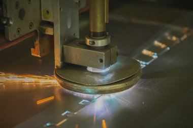 Metal plazma kesimi. Makine demiri kıvılcımlarla keser. Demir levhalardan endüstriyel ürünler üretir.