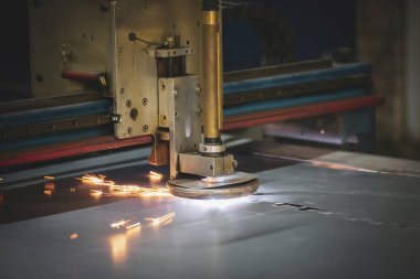 Metal plazma kesimi. Makine demiri kıvılcımlarla keser. Demir levhalardan endüstriyel ürünler üretir.