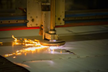Metal plazma kesimi. Makine demiri kıvılcımlarla keser. Demir levhalardan endüstriyel ürünler üretir.