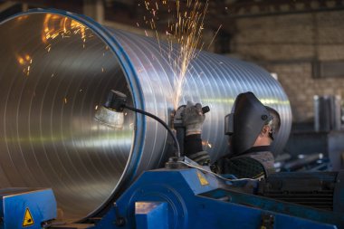 Belarus, Gomel şehri, 30 Nisan 2019. Havalandırma tesisi. Havalandırma metal borularının üretimi. Metal kaynaklama. Metal endüstrisi.