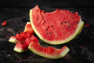 Yarım karpuz ve koyu bir arka plan.