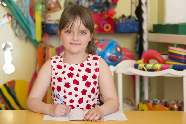 ベラルーシ ゴミル 2019年4月26日 幼稚園でのオープン日クラスの背景に本を持つ子供の就学前 女子校生 6歳の子供の肖像画 小学生 — ストック写真