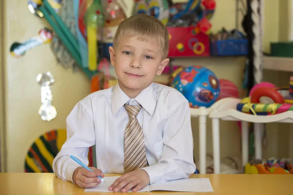 ベラルーシ ゴミル 2019年4月26日 幼稚園でのオープン日クラスの背景に本を持つ子供の就学前 少年小学生 六歳児の肖像 — ストック写真