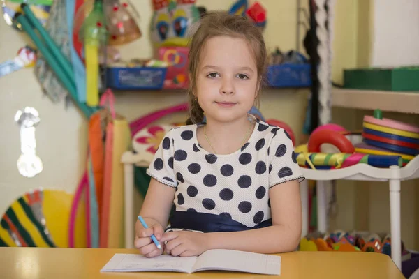 ベラルーシ ゴメル市 2019年4月24日 幼稚園だ公の場でノートとペンを持つ未就学児の女の子 小学生 — ストック写真