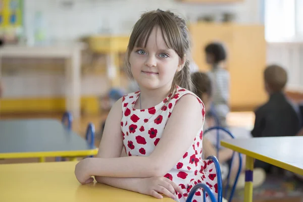ベラルーシ ゴメル市 2019年4月24日 幼稚園だ公の場で彼女の机の上に肖像画の少女の未就学児 六歳児 — ストック写真
