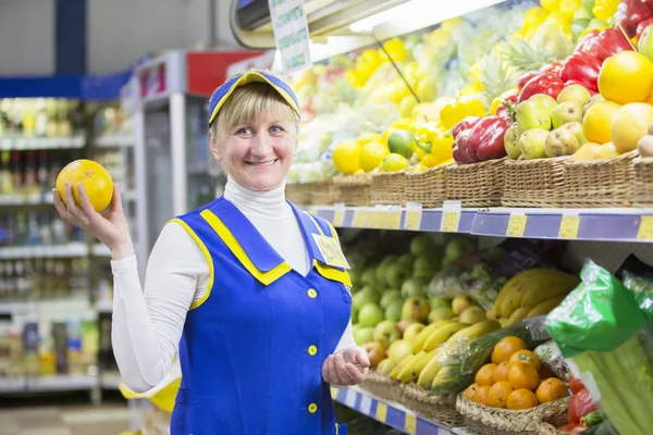 白俄罗斯 戈米尔市 2019年4月26日 一家俄罗斯水果店的女售货员 — 图库照片