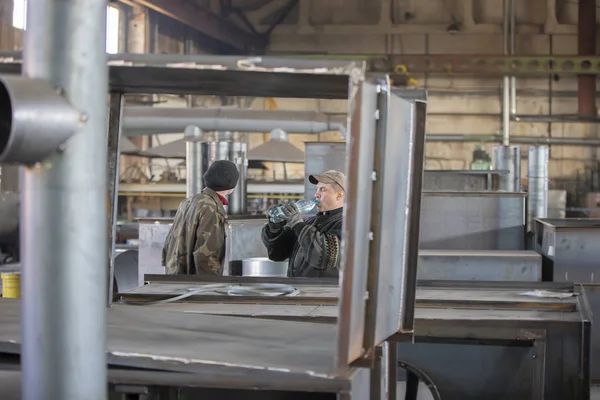 白俄罗斯戈米尔市 2019年4月30日 通风管厂 金属加工业 工人们制造通风管 — 图库照片