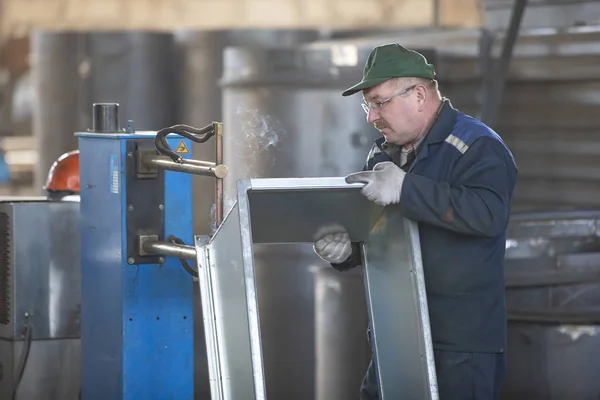 白俄罗斯 戈梅尔市 2019年4月30日 通气装置 通风金属管的制造 工人们制造通风管 金属工业 — 图库照片