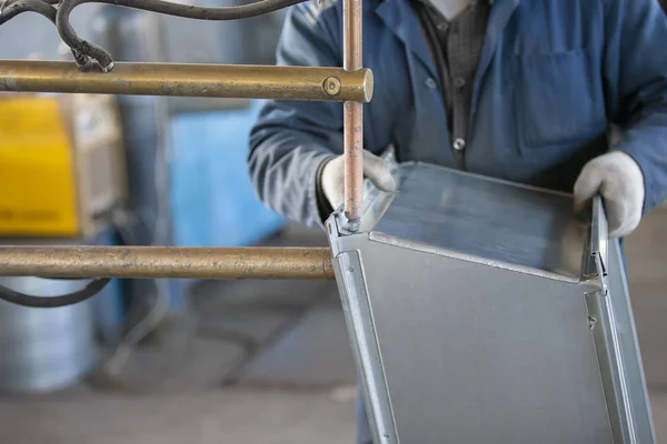 工人的手制造通风口金属管 金属工业 — 图库照片