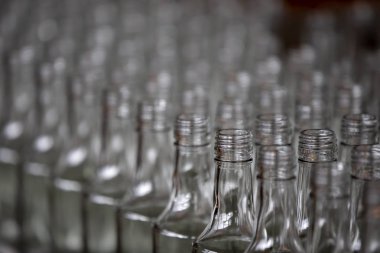 Cam fabrikası. Cam endüstrisi. Fabrikada bir sürü cam şişe var..