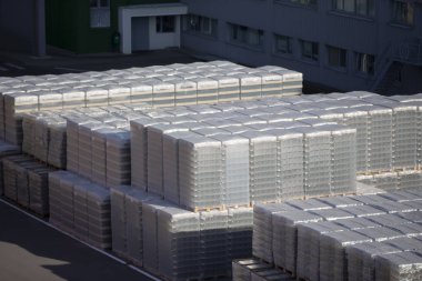 Dolu şişelerle dolu cam fabrikası bölgesi. Selofanda bir sürü cam ürünü var. Cam Paketleme