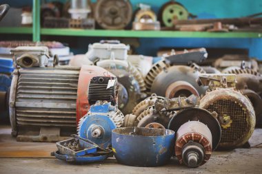 Endüstriyel makinelerden eski elektrikli motorlar. Çoğu sökülmüş retro motorlar.