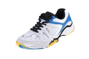 Beyaz arka planda mavi çizgili beyaz spor ayakkabı. Spor ayakkabılar..