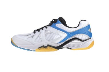 Beyaz arka planda mavi çizgili beyaz spor ayakkabı. Spor ayakkabılar..