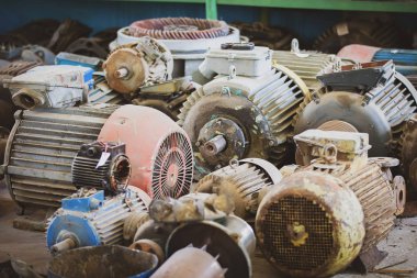 Endüstriyel makinelerden eski elektrikli motorlar. Çoğu sökülmüş retro motorlar.