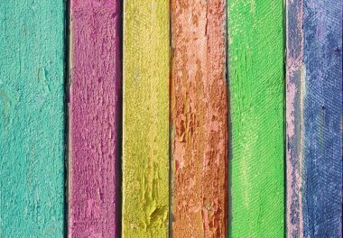 Çok renkli bir çitin arka plan ahşap dokusu. Çeşitli parlak renkli tahtalar