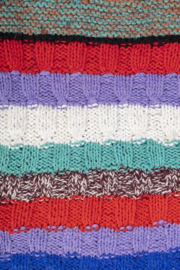 Çok renkli dokular ördüm. Arka planda örülmüş çizgiler. Yakın plan..